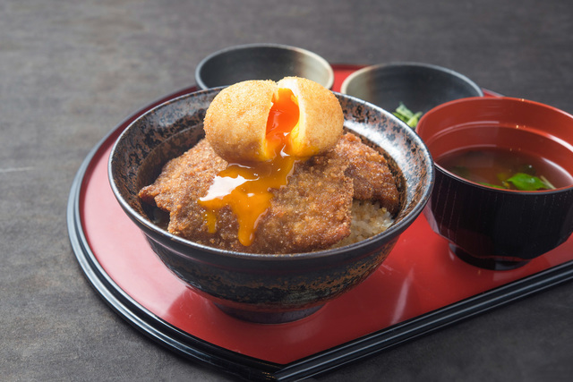 新メニュー】勝玉たれカツ丼〔豚〕880円(＋税)、〔牛〕1,080円(＋税)