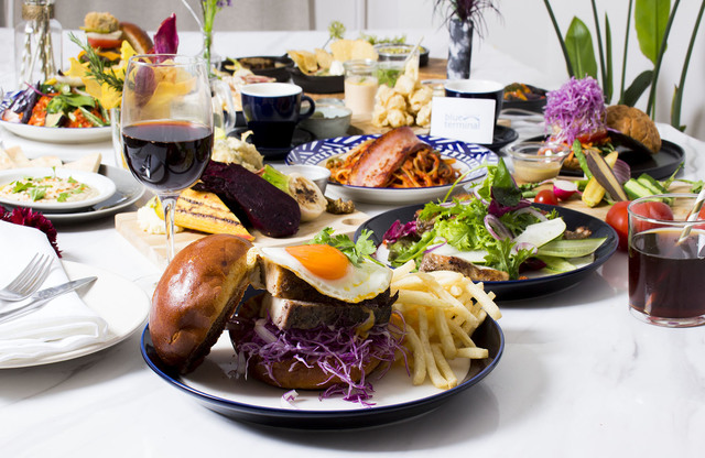 厚切りの豚肉が入ったハンバーガー