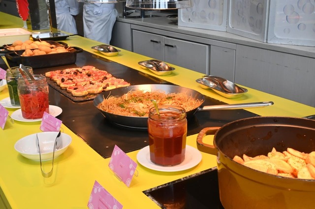 【ヒルトン東京ベイ「BON DANCE」】「あんかけかた焼きそば」など温かいメニューをめしあがれ