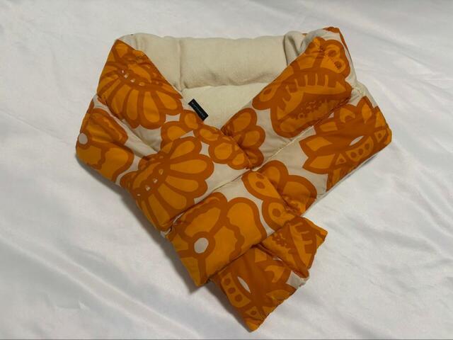 【UNIQLO×Marimekko パデッドマフラー】マフラーの端が輪っかになっていて、そこにもう一方の端を通して使います