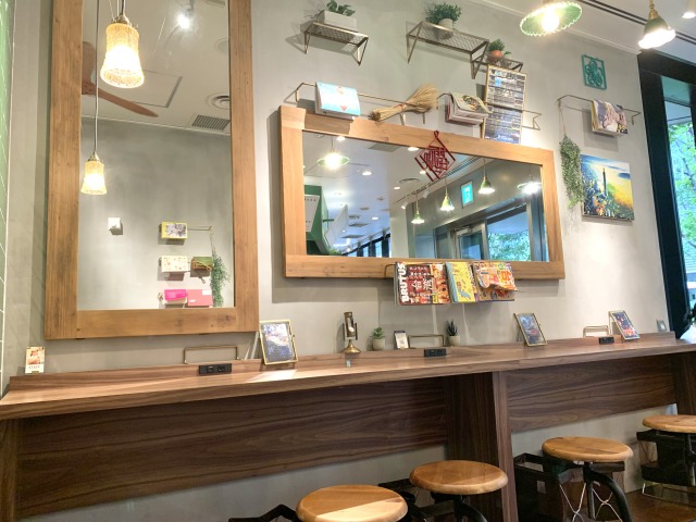 台湾のガイドブックなど、台湾にまつわる小物や写真などが飾られている