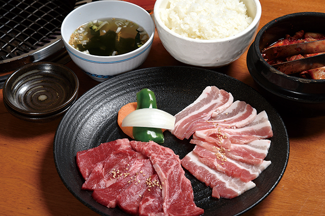 カルビ・豚カルビの二点盛りセット（ライス・キムチ・スープ付）1,430円｜李宮 新宿アイランド店