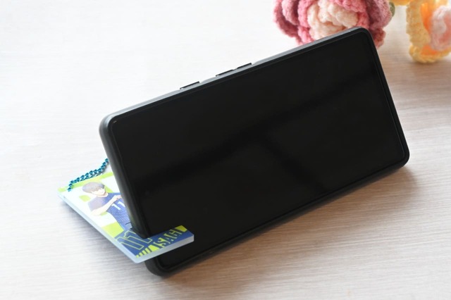 【「ファミマで熱狂!6月はブルーロックで盛り上がれ!」キャンペーン】スマートフォンで動画を見る際に便利なスマホスタンドとしても使えます