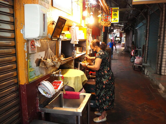 アーケードの一角でチマキを販売する女将さん。手作り感たっぷりの独特なチマキが食べられる