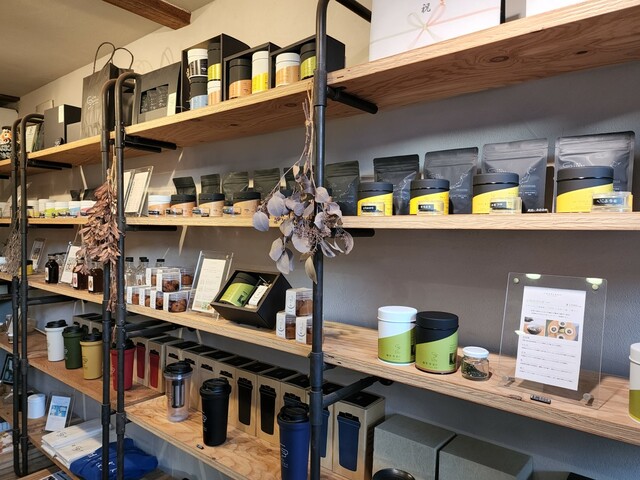 【まちのコイン】日本茶ティースタンド「CHABAKKA TEA PARKS」店内