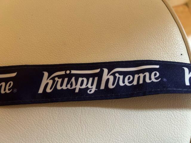 【クリスピー・クリームドーナツ×映画『ザ・スーパーマリオギャラクシー・ムービー　コラボエコバッグ】コラボエコバックのショルダー部分にはクリスピークリームドーナツの文字が入っています