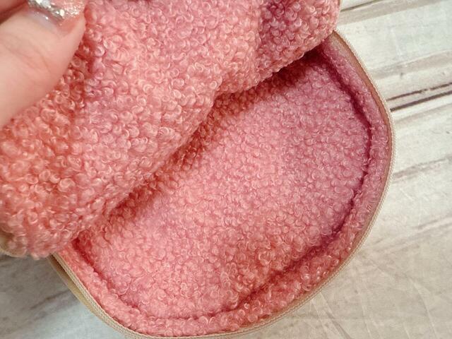 内側がピンクのファー生地になっているからです！ループボア生地がかわいい〜！