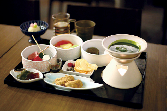 抹茶フォンデュ 三段重1609円。このメニューのみLOが1時間早いので注意！｜吾妻茶寮