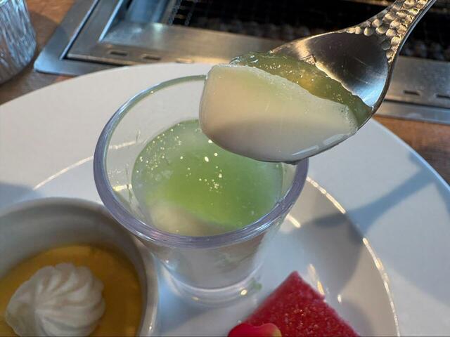 【プレミアムカルビ　杏仁メロン】まろやかな杏仁豆腐にメロンソースのジューシーさが重なった美味しいデザート♪(8月末までの期間限定）