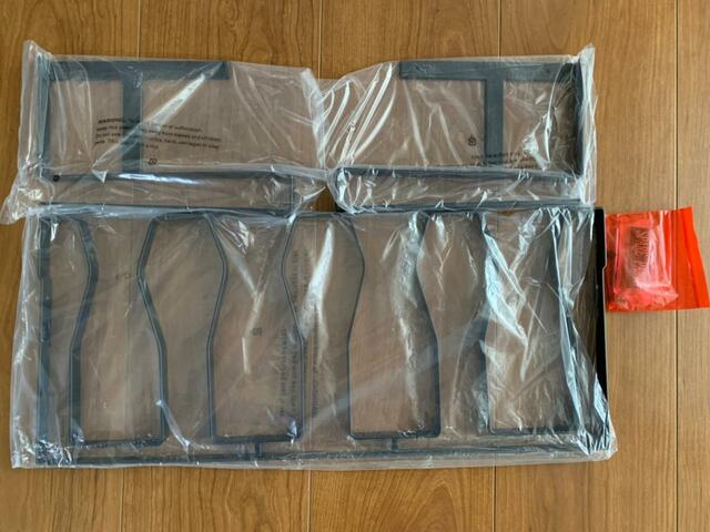 【山崎実業 下駄箱中長靴＆ブーツホルダー】袋に包まれた左右のフレーム、本体とネジ類