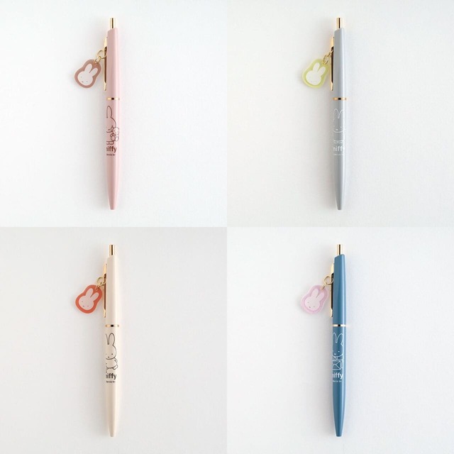 【ヴィレッジヴァンガード】「チャーム付ボールペン」（pink / gray / beige / blue）715 円　サイズ：全長141mm、チャームW14×H23mm