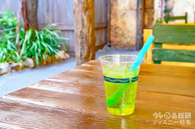 スパークリングカクテル（メロンリキュール）｜東京ディズニーシー「ユカタン・ベースキャンプ・グリル」