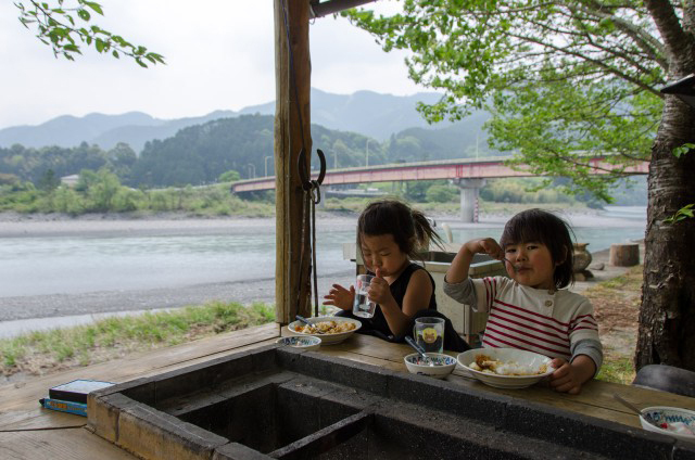 川辺での食事や、バーベキューも楽しめる、素敵すぎる宿