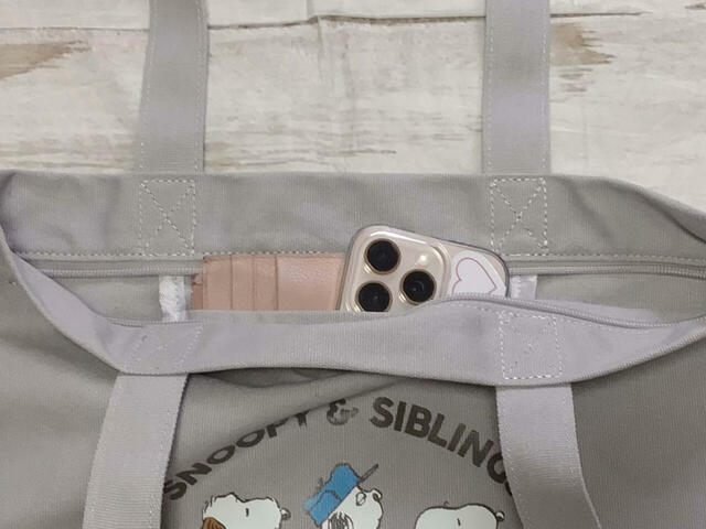 ポケットにはスマホやフラグメントケースなどの収納にぴったりなサイズ