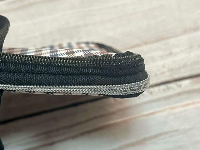 ファスナーは開閉用のブラックと圧縮用のシルバーの2つ。色が異なるので、間違えにくいのもGood!