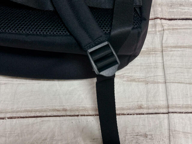 ショルダーストラップはアジャスター付き。ワンタッチで長さの調整が可能！