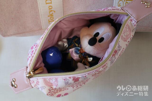 ファンタジースプリングスホテル「トートバッグ ポーチ＆コインケースセット」　ポーチにぬいぐるみバッジを入れたところ