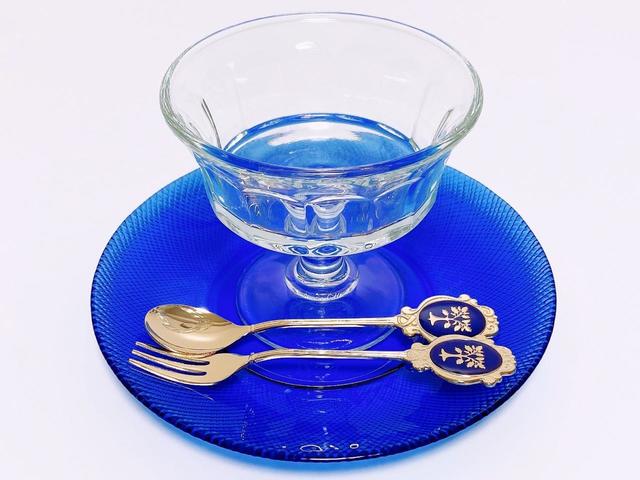 青い食器に映えます