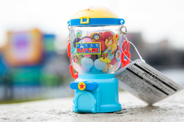 カラフルチョコレート、ミニスナックケース付き 各980円