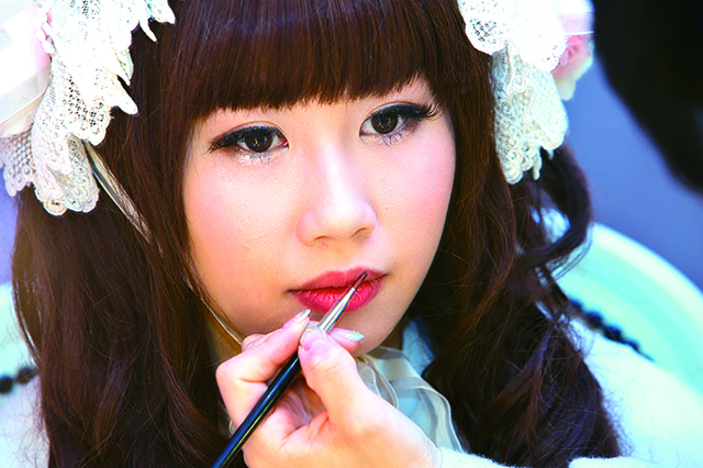 ロリィタ体験のプロセス3：ヘアメイク／女優鏡の前でプロのヘアメイクさんにメイクをしてもらう。