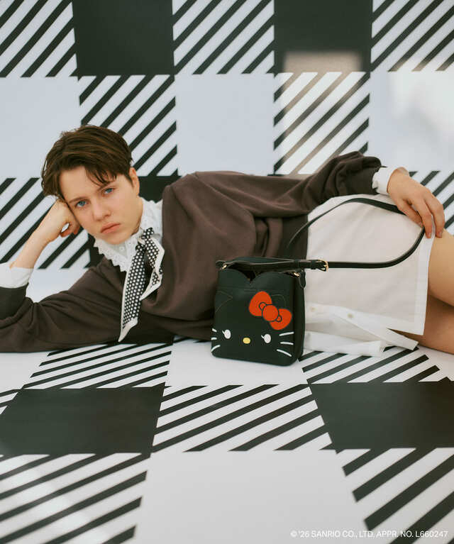 【ハローキティ×VIS】「ダブルフェイス ハートカットバッグ MINI」¥7,190／パッチワークや刺繍で表現したキティの表情が、後ろ姿まで抜かりなく可愛い