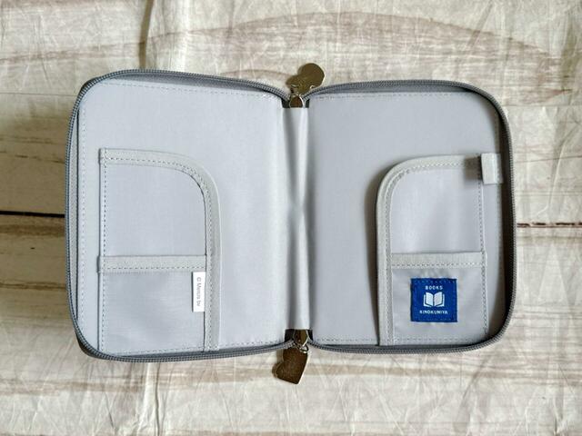 内側にはポケットやペンホルダー付き