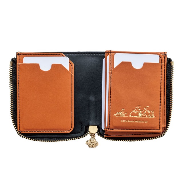 【『SNOOPY YEAR OF THE SNAKE COMPACT WALLET BOOK BLACK』（宝島社）】5つあるカードポケット