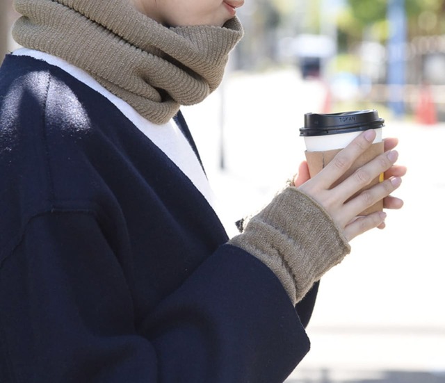 「もちはだ×bon moment　レッグウォーマー」アームウォーマーで外出先の手先を温めてもよさそう