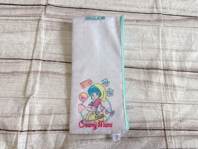 長さ27cm以内のヘアアイロンを収納する場合、背面のスナップボタンを留めてコンパクトに持ち運べます