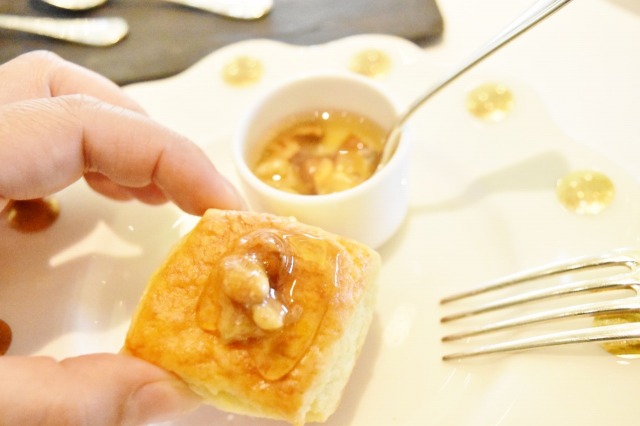 コンディメントは蜂蜜ナッツ