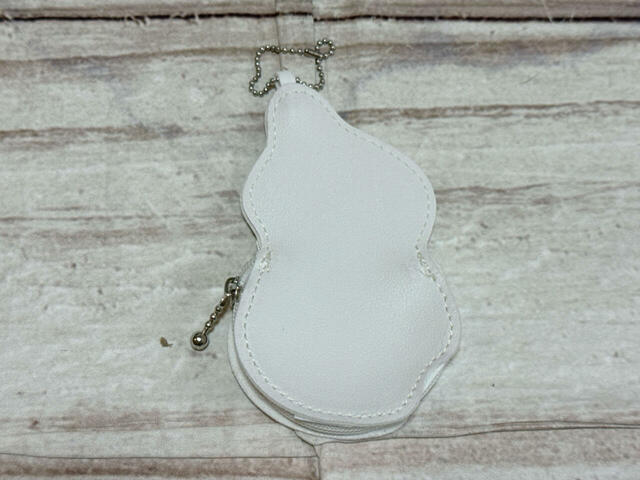 背面は装飾がないシンプルなデザイン