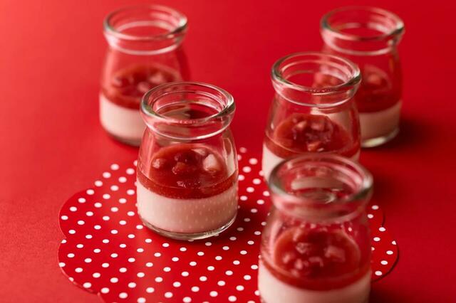 「いちごのなめらかパンナコッタ」<期間:2025年9月5日〜11月30日>【70年代風のハローキティ&ハローミミィが主役♪「ハローキティのわくわくスイーツパーティー」京都センチュリーホテルで開催】