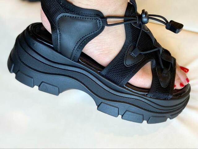 【moment+ 厚底スニーカーソール スポーツサンダル】アンクルストラップもついているので、足首の華奢見せ効果も狙えそう！