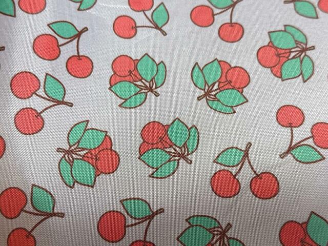 バッグの内側の裏地にも注目。グレー×レッドのチェリー柄の総柄生地になっており、外側のシンプルさとのギャップが楽しめます♪