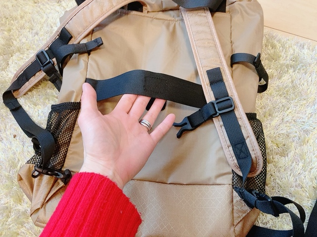 【ワークマン 撥水2WAYポケッタブルトート】キャリーケースに取り付けられるベルトもあり、旅行にも便利！