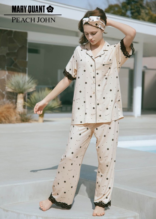 【MARY QUANT×PEACH JOHN】「デイジーレースシャツパジャマ」／襟やポケット部分にはサテンのパイピングを配し、レトロフェミニンな印象をプラス