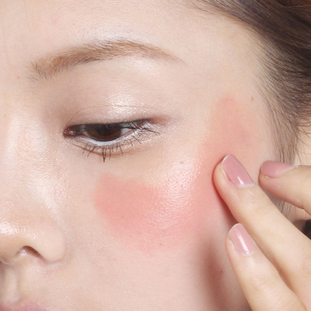 10. 9でのせたブラッシャーを指先の熱でのばす／光沢をそのまま生かせるのでかわいらしい仕上がりに。もうすこし成熟した印象にしたいなら、スポンジを使って光沢を吸収させて。