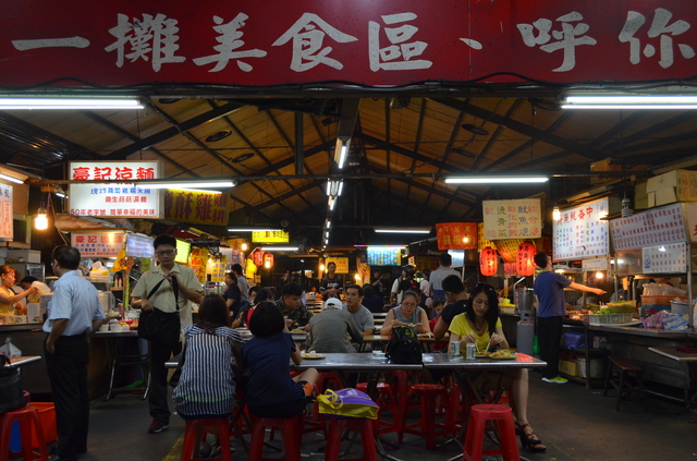 朝は伝統市場、夜は夜市と化す中崙市場。フードコート式なので『中崙蚵仔煎』で買った蚵仔煎を好きな席で食べられる