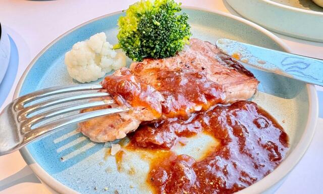 【レストラン グランサンク　サーロインステーキ】濃厚なソースが絶妙にマッチ