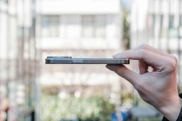 「CASEFINITE / THE INVISIBLE AIR」厚さ約1.2mm、重さ約19g