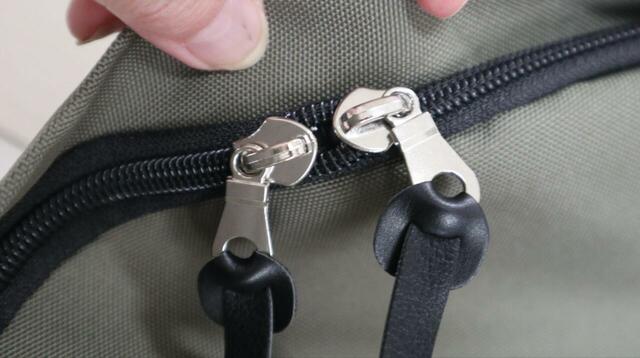 【anello大容量リュック TOGO】メインの荷室はダブルファスナーで開けやすい仕様です◎