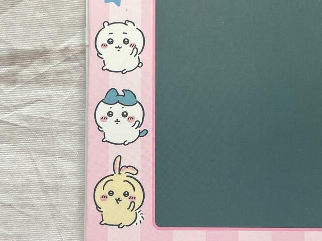 サイドにはちいかわたちのイラスト入り。耳がぱるんとなった3人がキュート