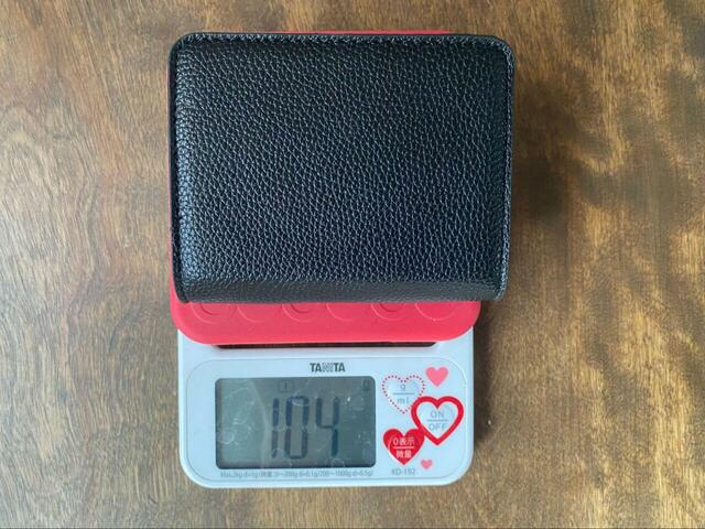 【3COINS カードケース】重さは約104g(実測)。カラーはブラック、アイボリー、キャメルがあります