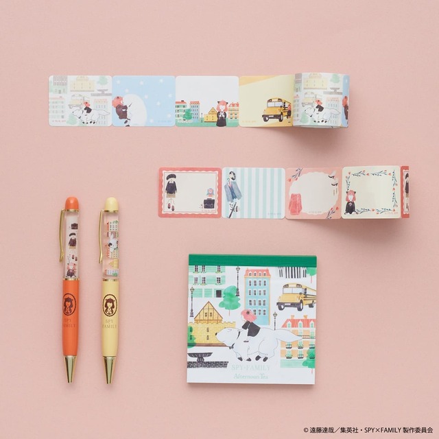 【SPY×FAMILY 限定コレクション】ロール付箋 各¥1,320、ボールペン 各¥990、スクエアメモ ¥605