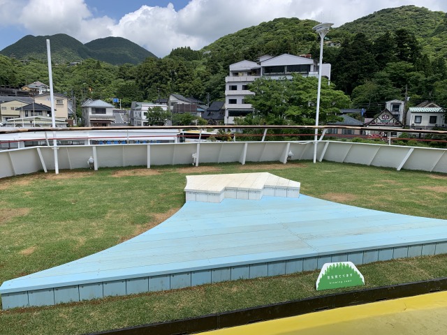 天然芝が公園のような「KAZEデッキ」