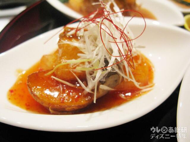 スズキの唐揚げと野菜のスパイシーソース【“ダッフィー＆フレンズのウェア・スマイル・グロウ” カントニーズランチ】