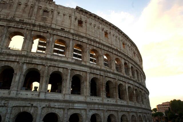 夕暮れどきのコロッセオ。入場には１８ユーロ（約２５００円）かかるが、外から眺めるだけでも十分迫力がある