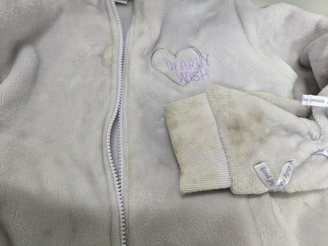 【ナノソイコロイド アプローズプレミアム】使用前：上着のファスナー周りや袖口の汚れにスプレーしてみます