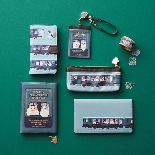 【Afternoon Tea LIVING】マルチフォンカバー ¥3,960、リール付きパスケース ¥2,970、ペンケース ¥2,420、ダイカットロールステッカー ¥715、パスポートケース ¥2,200、ブックカバー ¥2,420