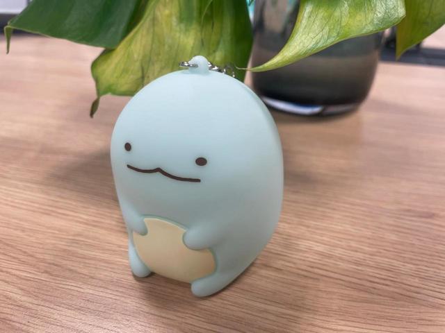 【すみっコぐらし10th BOOK とかげマスコットに入るマチひろバッグ】すみっコぐらしの作者・よこみぞゆりさん描きおろしのお祝いマンガも付いています